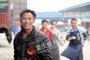 唐再海因?yàn)槠つw黝黑，工友們都打趣地稱呼他為“非洲人”。