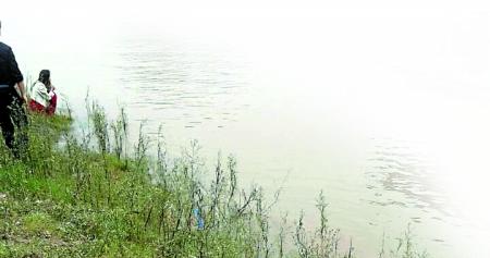 涉事男子和前女友,呆滯地望著滾滾江水。 田女士供圖