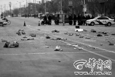 2014年1月6日，在蒲城縣迎賓路，警方在案發(fā)現(xiàn)場路面劃分了86個方格，提取現(xiàn)場遺留爆炸物品進行取證