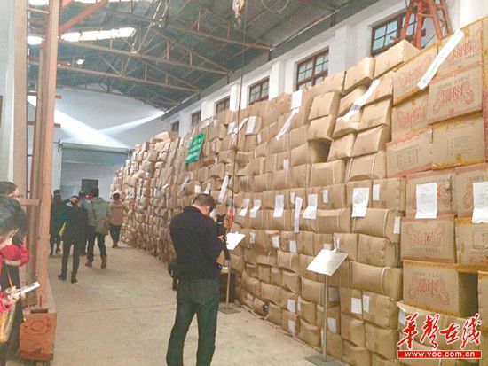 11月5日，執(zhí)法人員清理出來的假安全套把上千平方米的倉庫堆得滿滿的。