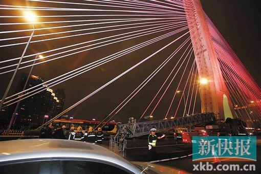 昨日深夜，橋上東側(cè)空出兩條車(chē)道用來(lái)救援。