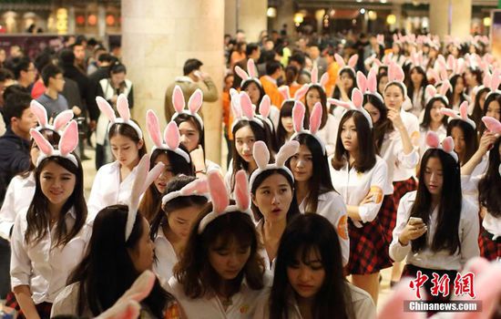11月11日晚，一百位統(tǒng)一打扮的“兔女郎”現(xiàn)身南京新街口，逛街看電影玩快閃，走到哪里都被圍觀。