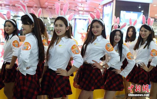 11月11日晚，一百位統(tǒng)一打扮的“兔女郎”現(xiàn)身南京新街口，逛街看電影玩快閃，走到哪里都被圍觀。