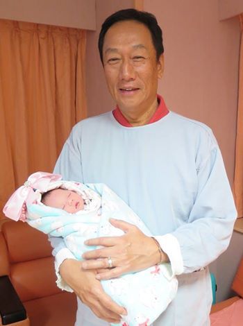 喜得愛(ài)女臺(tái)灣富豪郭臺(tái)銘大方公開女兒照片（圖）