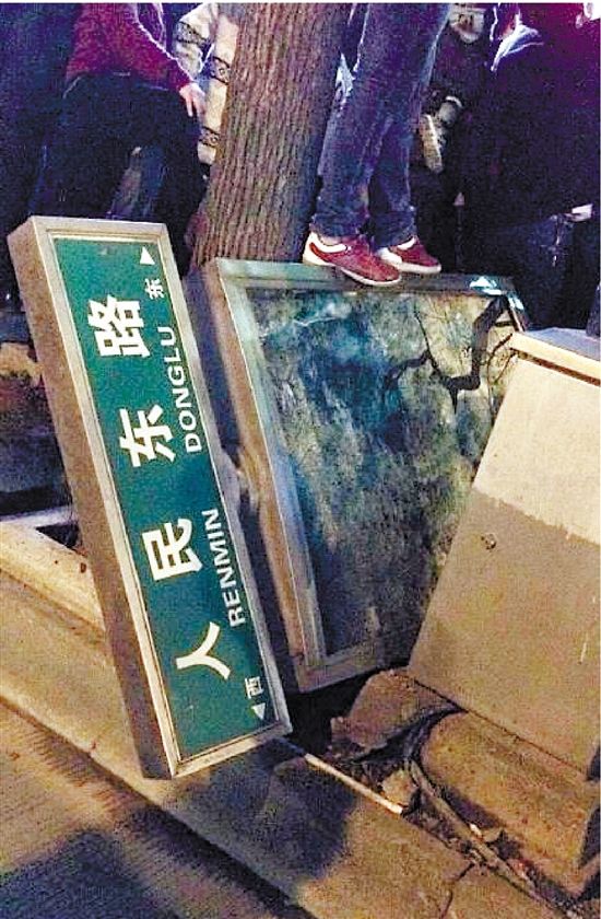 路牌都踩翻，還有人上了樹，城管不出手，也確實不大合適。