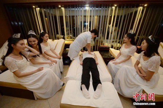 湖南十大?；w到足浴店學(xué)理療按摩(圖)