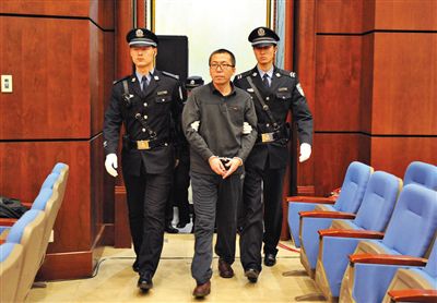 楊秀宇被帶入法庭。昨日，楊秀宇及女下屬盧梅因非法經(jīng)營罪獲刑4年、一年半并處罰金。