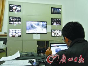 監(jiān)控室就可以看到男生宿舍樓的情況。