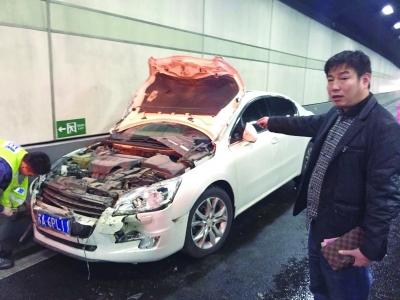 白色標(biāo)致車車頭嚴重損毀。