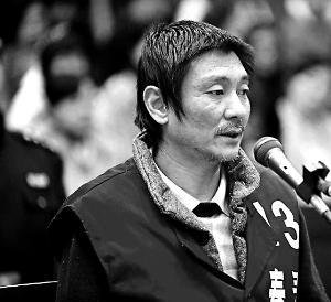 庭審時，鄭東稱自己想隨女兒一起去，請求法院判他死刑立即執(zhí)行