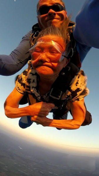 閔老太太正在體驗高空跳傘。