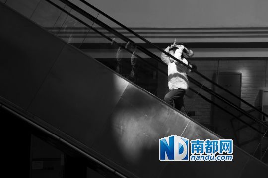 12月12日上午，正佳廣場內(nèi)，任淘淘在扶梯上奔跑玩耍。