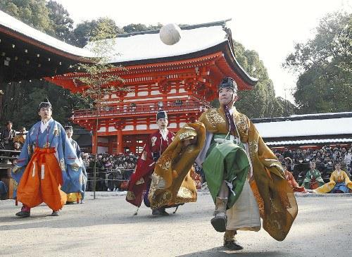 京都市左京區(qū)的下鴨神社舉行新年例行活動“蹴鞠”。