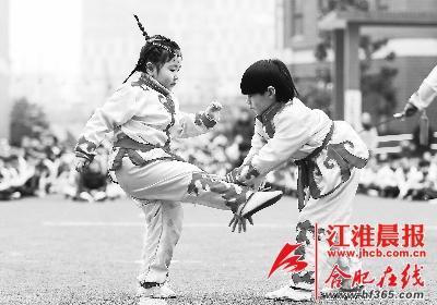 兩名小朋友在進行武術(shù)對打表演。