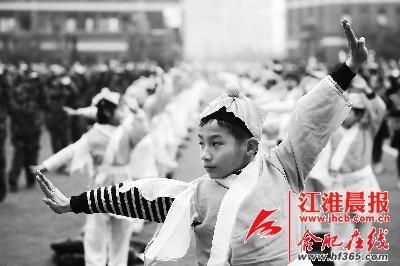 學生們在進行集體武術(shù)操展示。
