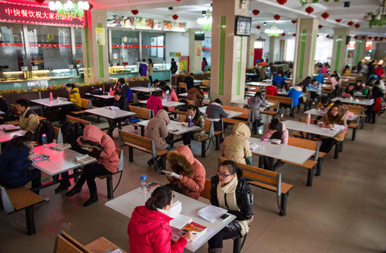圖為在食堂內復習的學生。