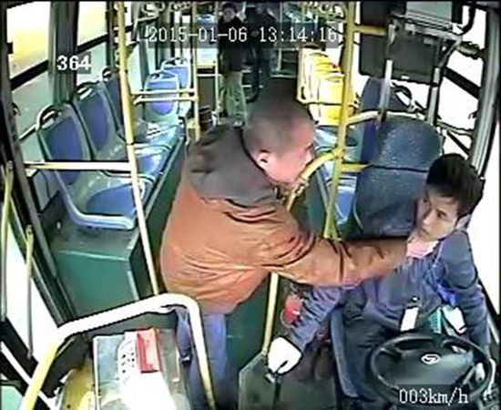 車載監(jiān)控視頻顯示，806路公交車司機袁宋林在車輛行駛中拒絕一乘車男子提出停車的要求后，遭到該男子的反復毆打。視頻截圖