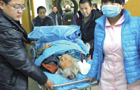 排隊(duì)領(lǐng)免費(fèi)白菜，86歲老太摔倒顱內(nèi)出血。