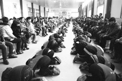 學(xué)生們?cè)诶蠋煹闹笇?dǎo)下，一起給父母下跪謝恩。微博截圖