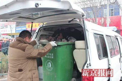 亳州路邊垃圾桶內(nèi)驚現(xiàn)碎尸。網(wǎng)友供圖