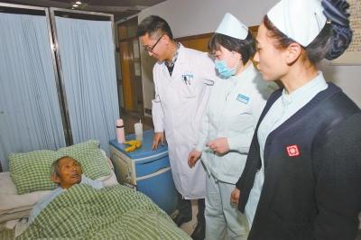 老人病治好了，可他卻一直躺在醫(yī)院的病床上。