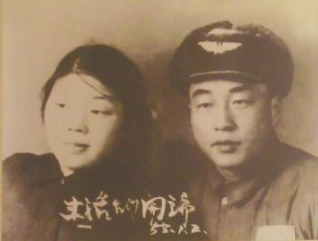 當(dāng)年的結(jié)婚照老人還保留得很好。