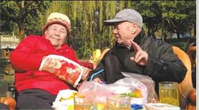 結(jié)婚60年，梁玉芹婆婆和王再功爺爺恩愛如初。