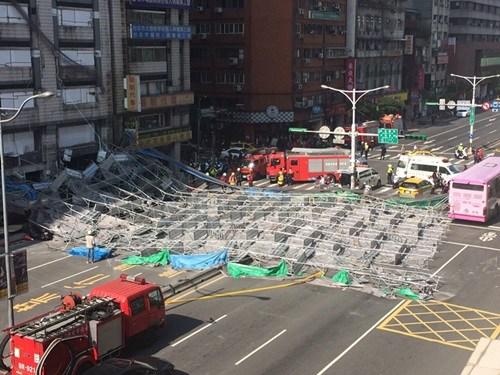 臺(tái)北市寧波東街和羅斯福路交叉口23日有腳手架倒塌，占據(jù)車道。臺(tái)灣“中央社”