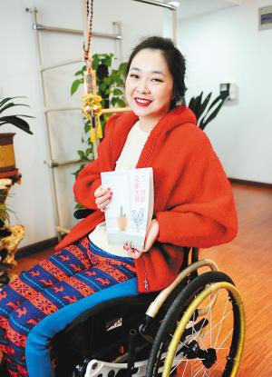 昨天下午，記者在鳳城八路的一個小區(qū)里，見到了輪椅上的28歲女孩兒劉燚。2009年夏天，因為一場車禍，她高位截癱，醫(yī)生宣布她“從此再也沒有生活質(zhì)量”，可就是這個輪椅上的西安女孩，在2012年，和父母一起完成了一趟28個國家的旅行，而靠著僅有的能動的一個小拇指，她用一年多的時間，在電腦上敲出了這次旅行的游記，并集結(jié)成書，取名《一切都沒那么糟》。