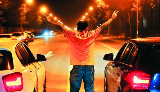2013年8月25日凌晨，北京，在東壩大街路口進(jìn)行的一場(chǎng)飆車。