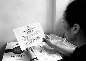 思念小寶的時候，李女士就一遍遍整理孩子留在家里的物品。