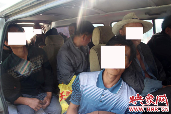 一輛8座的面包車竟然擠進17個人。