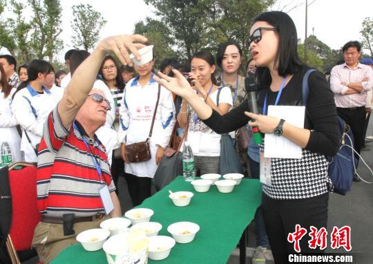 圖為外國(guó)友人品嘗揚(yáng)州炒飯。