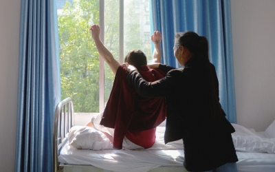 出院前，窗外透進一道陽光，打在他的身上。