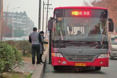 1月6日下午，資陽一輛15路公交車?？吭诋?dāng)時事發(fā)車站。