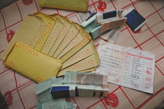 廖弟友捐款后保存的部分收據(jù)。