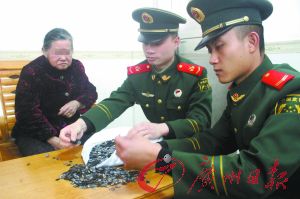手機(jī)內(nèi)存卡因體積小、價(jià)值高，成為水客走私的“新寵”。圖為邊防官兵正在清點(diǎn)走私物品。