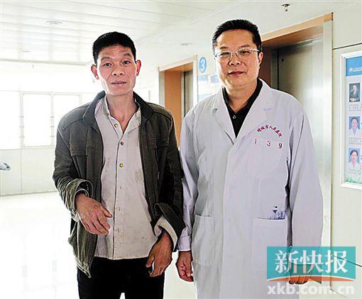 黃式水與增城區(qū)人民醫(yī)院醫(yī)生合影。 通訊員供圖