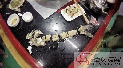 拼出魚骨，推斷魚沒有3斤8兩。 本報記者 平索茜 攝