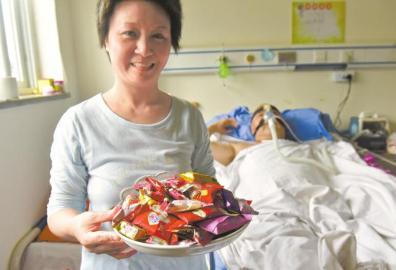 下周三兩人有望拿到結婚證，21日，喜氣洋洋的楊曉華已經(jīng)準備好了喜糖。