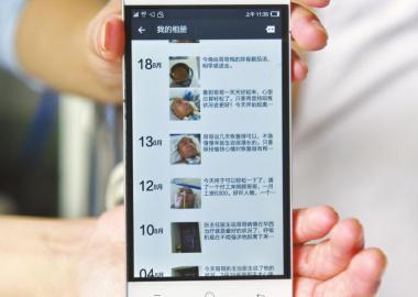 楊曉華的上百條朋友圈記錄了她陪伴男友抗病的歷程。