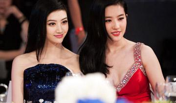 除了白，在合影中還有另外一個(gè)制勝法寶，就是——高。