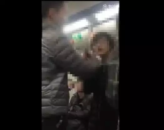 男子北京地鐵辱罵女子 律師:未滿(mǎn)18歲或逃過(guò)處罰