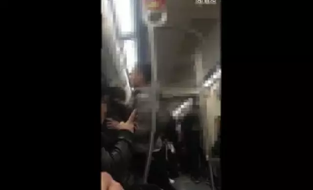 男子北京地鐵辱罵女子 律師:未滿(mǎn)18歲或逃過(guò)處罰