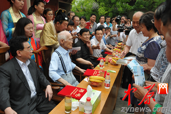 余光中、汪國(guó)真做客杜甫故里 共話詩(shī)圣家國(guó)情懷