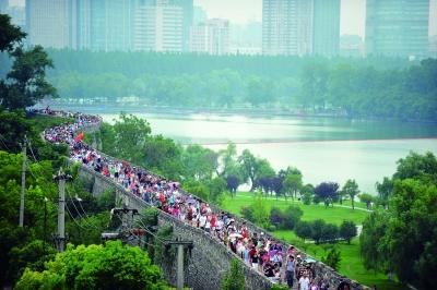 　　昨天,數(shù)萬(wàn)南京市民參加“環(huán)城七十里”徒步走,圖為解放門城墻上密集的人群。 本版攝影 實(shí)習(xí)生 王甜