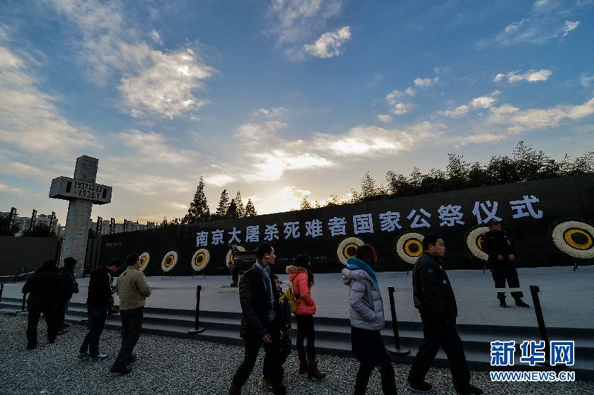 12月14日,觀眾在侵華日軍南京大屠殺遇難同胞紀(jì)念館國(guó)家公祭儀式會(huì)場(chǎng)參觀。新華社記者 沈鵬 攝　