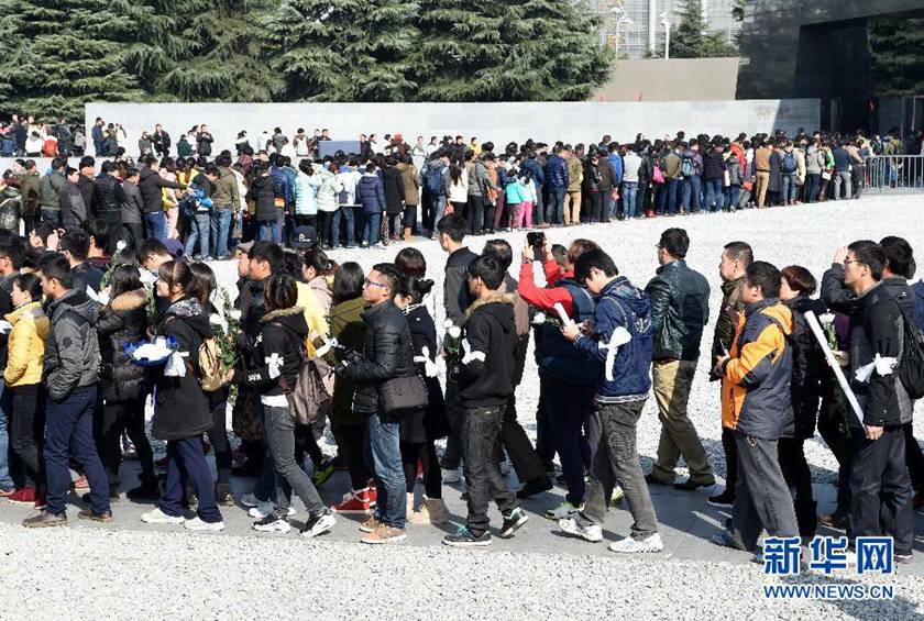  12月14日,參觀者在排隊(duì)進(jìn)入紀(jì)念館展館參觀。新華社記者孫參攝