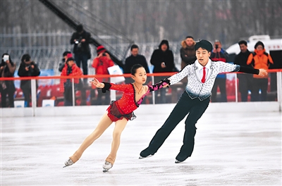 12月18日,五棵松冰世界體育樂園正式開門迎客,圖為花樣滑冰運(yùn)動(dòng)員進(jìn)行表演。