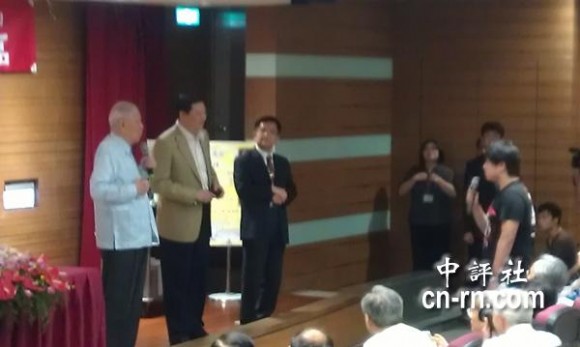 　大陸交換學(xué)生針對(duì)演講內(nèi)容，頻頻問李登輝，雙方一來一往。(中評(píng)社黃文杰攝)